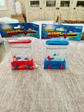 Source Unknown Triangle Water Game - Red and Blue